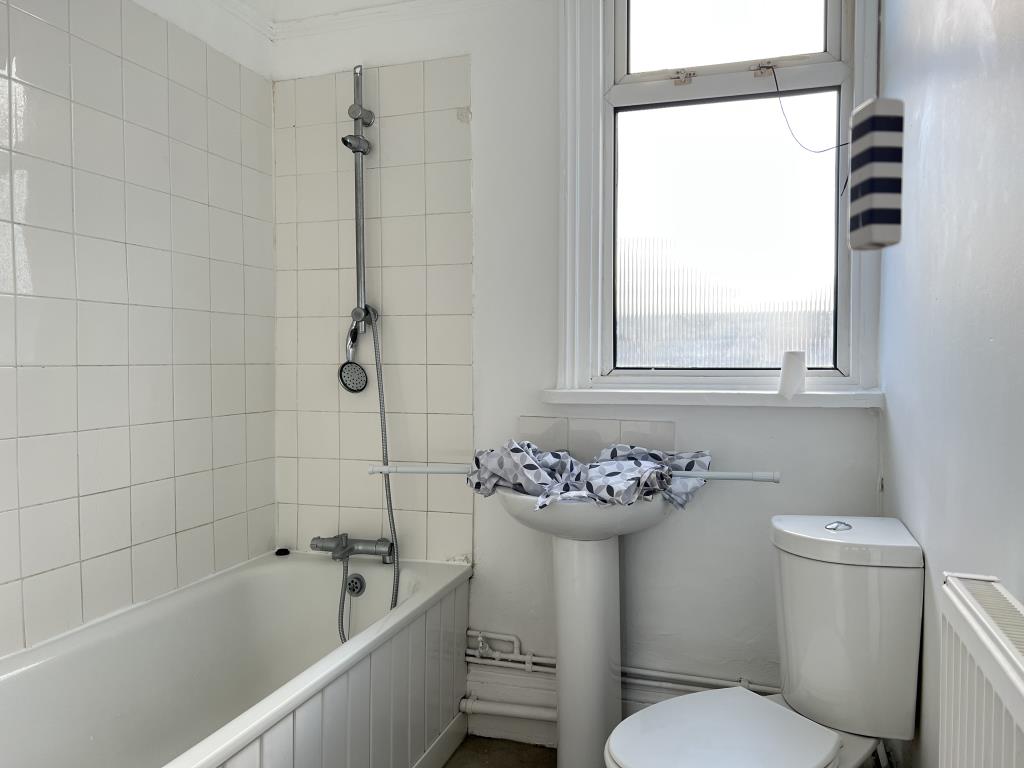 Lot: 138 - FREEHOLD BUILDING ARRANGED AS TWO FLATS FOR INVESTMENT - Bathroom of First Floor Flat